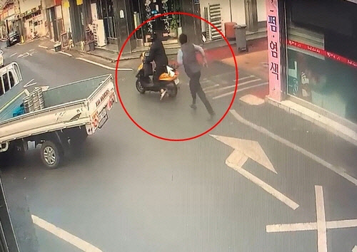 은행강도 쫓아가는 직원[세종충남농협 제공]